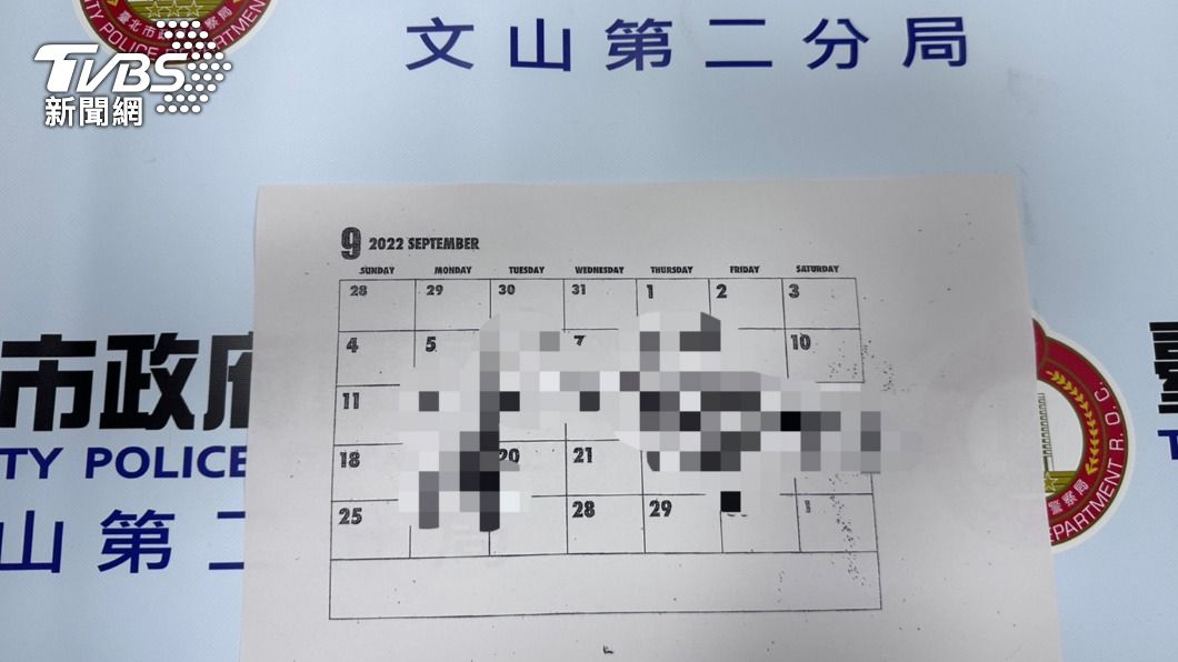 警方查扣犯案行事曆。（圖／TVBS）