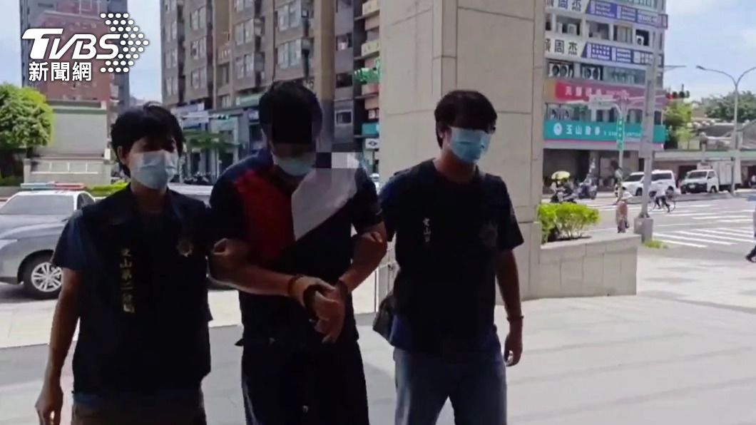 警方將王嫌逮捕到案。（圖／TVBS）