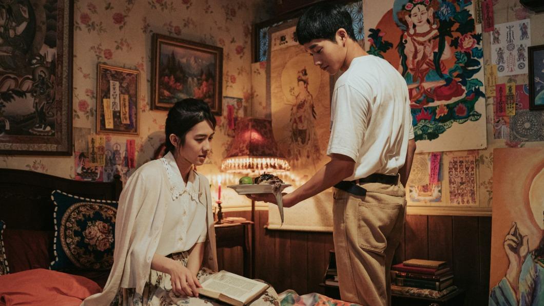 何思靜（左）和黃冠智在劇中因食物發展出情愫。（圖／紅衣小女孩股份有限公司提供）