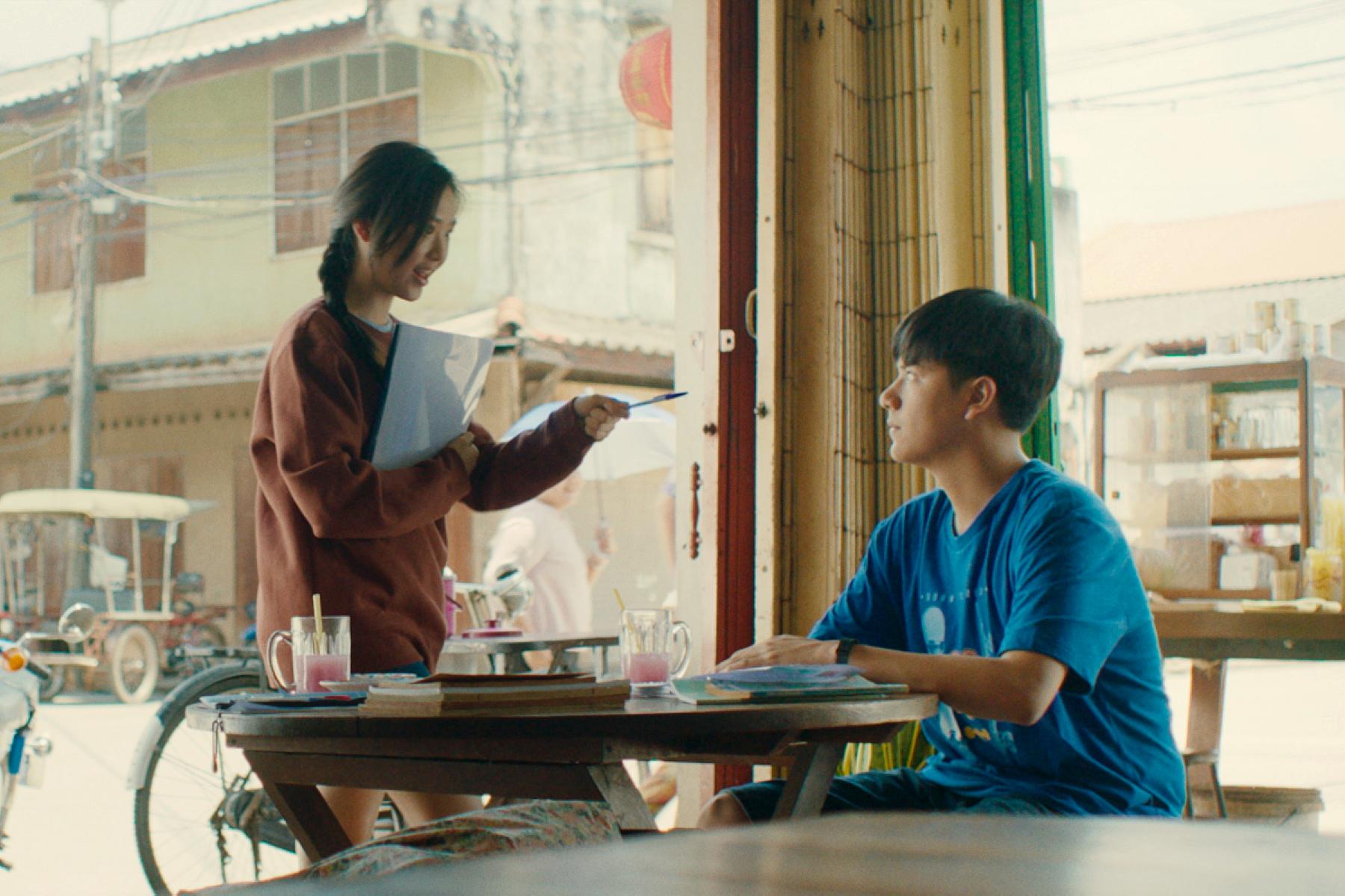 本片融入豐富泰國在地元素，片中可以看見男女主角Nanon（右）與Film（左）享用泰式粉紅凍奶。（圖／采昌提供）