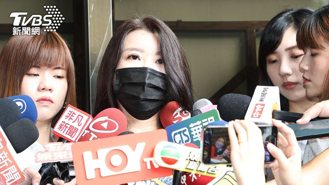 小紅老師(中)前往北檢提告。(圖/張哲鳴攝)
