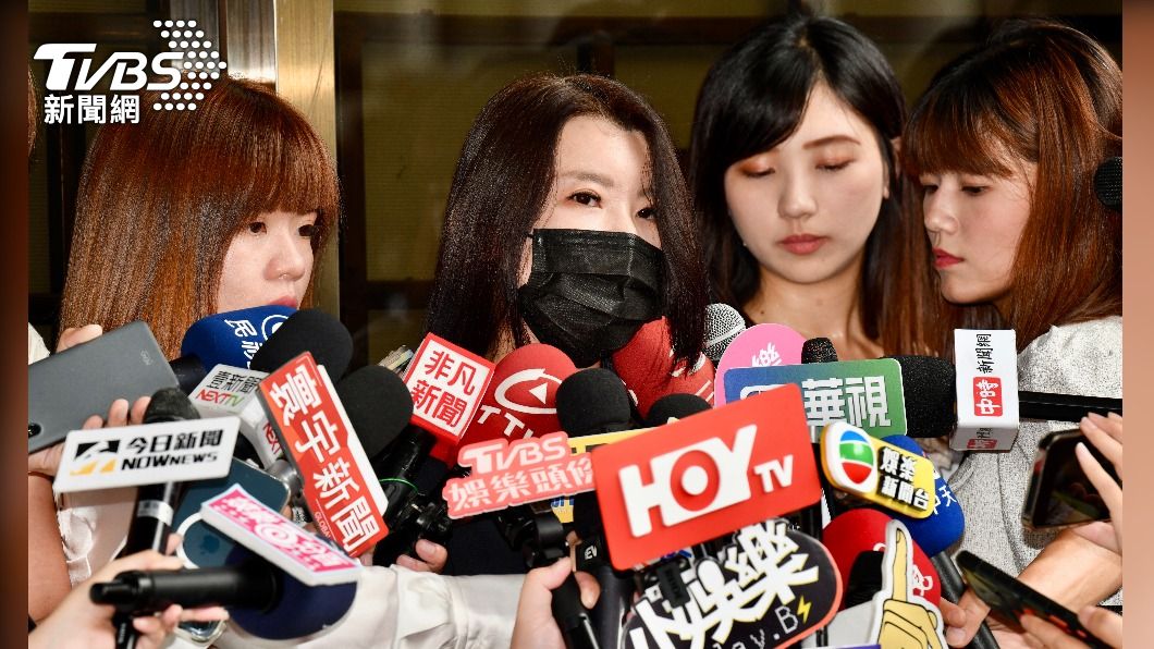 小紅老師正式按鈴申告。(圖/胡瑞麒攝)