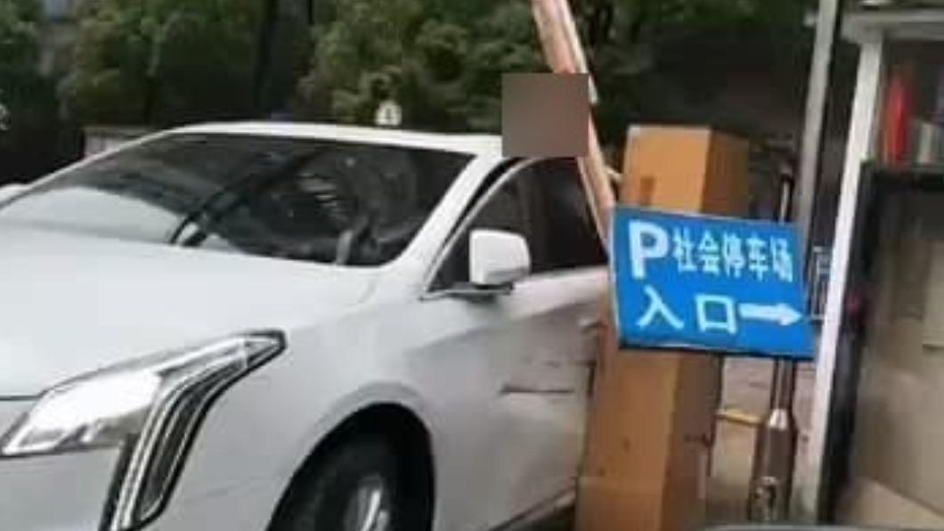 沒拉手煞車?男駕駛開門繳停車費 竟被「車門夾頭」身亡