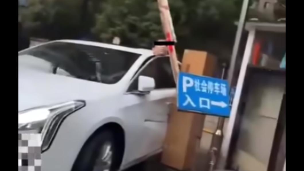 當時轎車的雨刷甚至還在掃動，男子卻已經被卡死在車門間。（圖／翻攝自PTT）