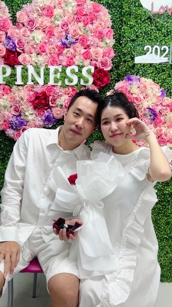 余祥銓與柔柔登記結婚。(圖/鴻凱娛樂提供)