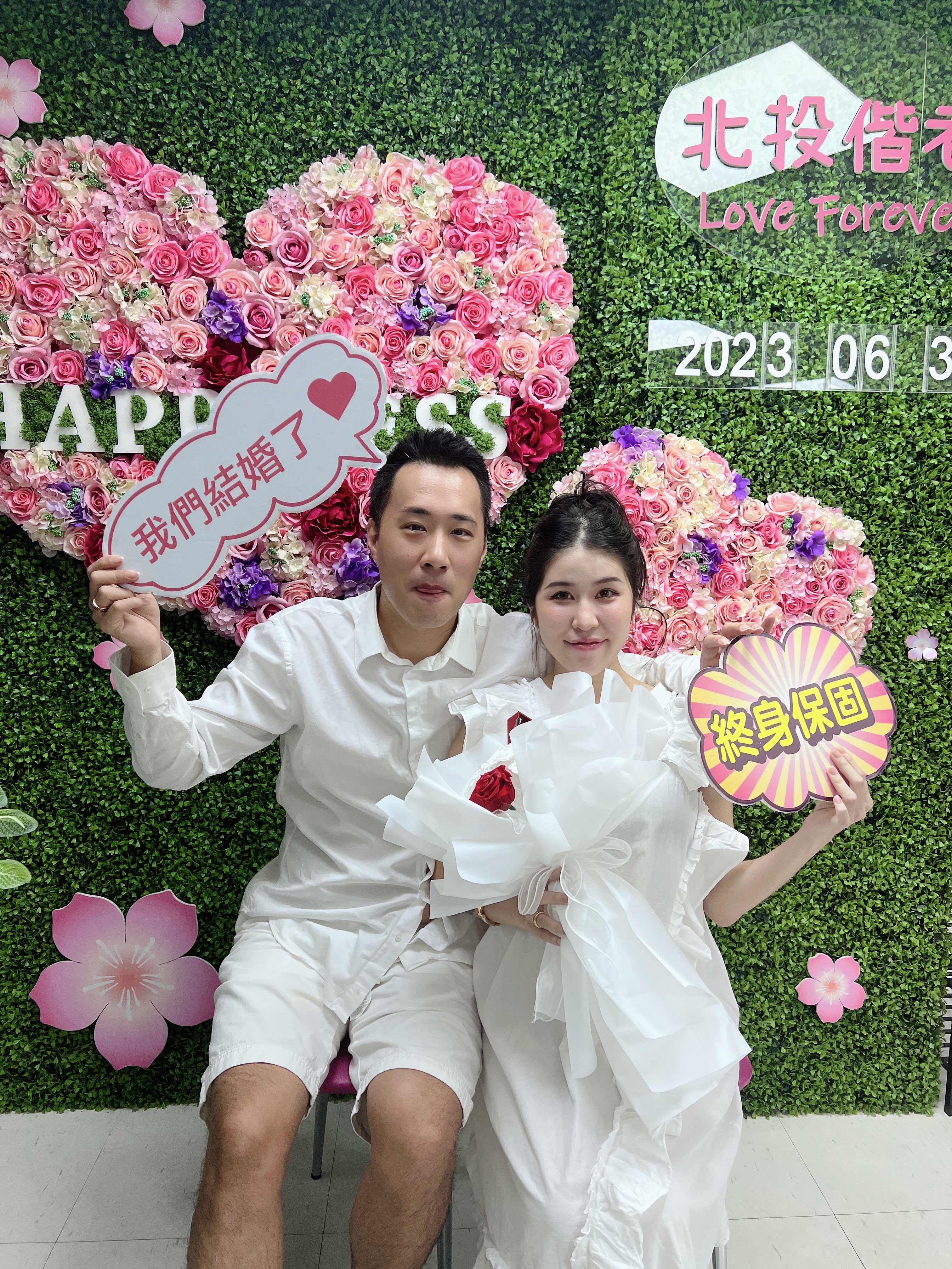 余祥銓與柔柔登記結婚。(圖/鴻凱娛樂提供)