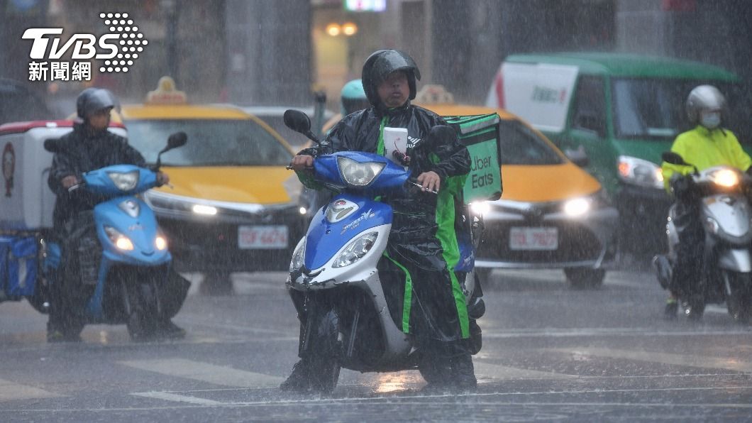 因為對流旺盛午後降下大雨。（圖／胡瑞麒攝）