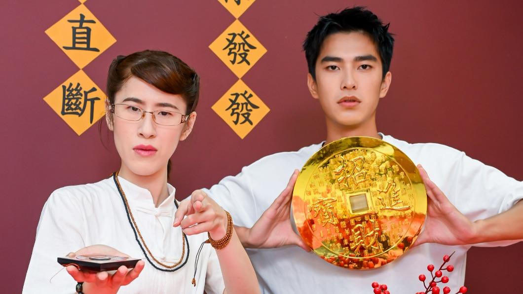 曾敬驊(右)、百白現身《我的麻吉4個鬼》直播造勢吸3千信眾湧入朝聖。(圖/甲上提供)