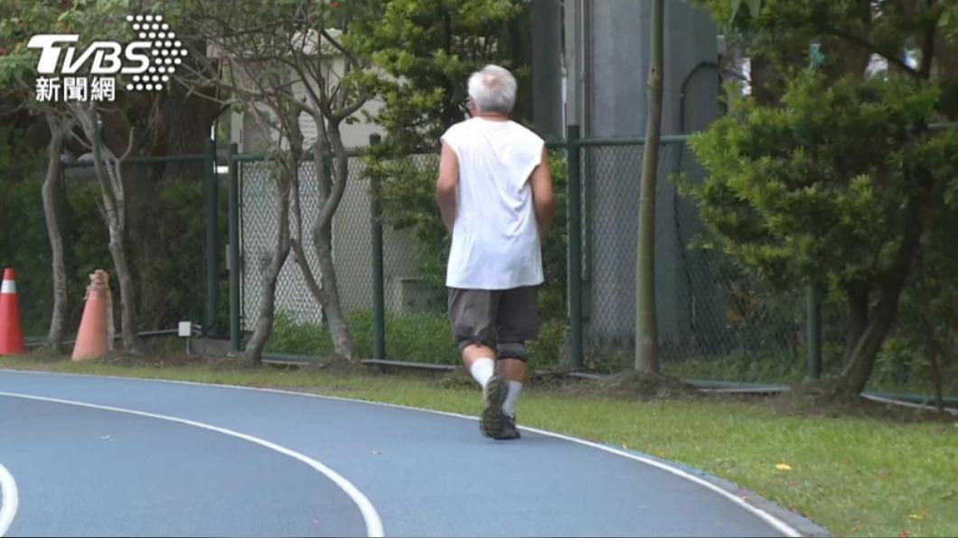 每周進行至少150分鐘的中等強度有氧運動，像是快走、騎腳踏車都有助於身心健康。（示意圖／TVBS）