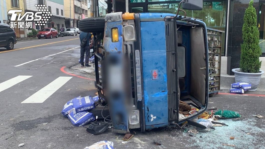 台中司機沒拉手煞!小貨車突滑落衝下坡 下秒撞車翻覆