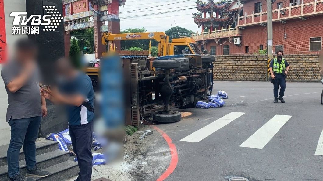 駕駛未拉手煞車釀禍。(圖/警方提供)