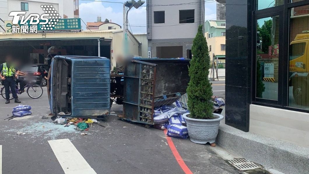 貨車上的物品散落一地。(圖/警方提供)