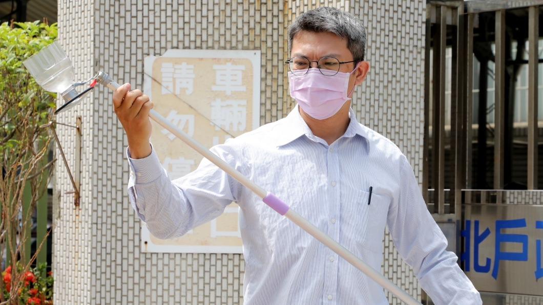 台南登革熱拉警報 自製「天溝棒」滅蚊神器