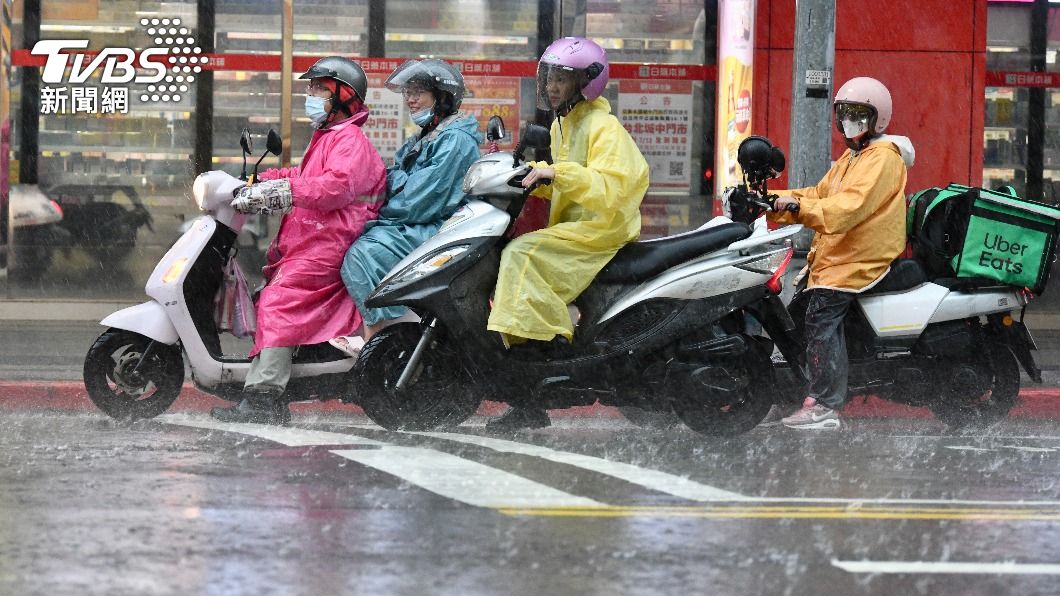 風強雨驟還要出門上班讓不少人崩潰。(示意圖/TVBS資料照)