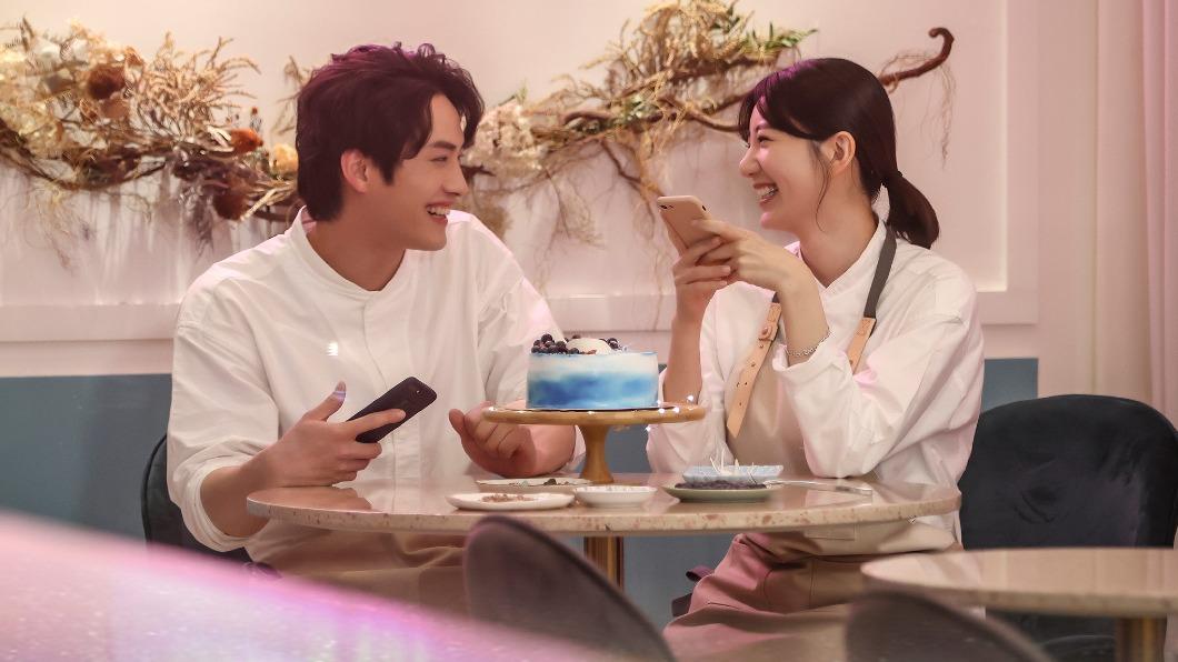 范少勳(左)和郭雪芙主演《因為你如此耀眼》,劇中充滿不少浪漫元素。(圖/滾石唱片提供)