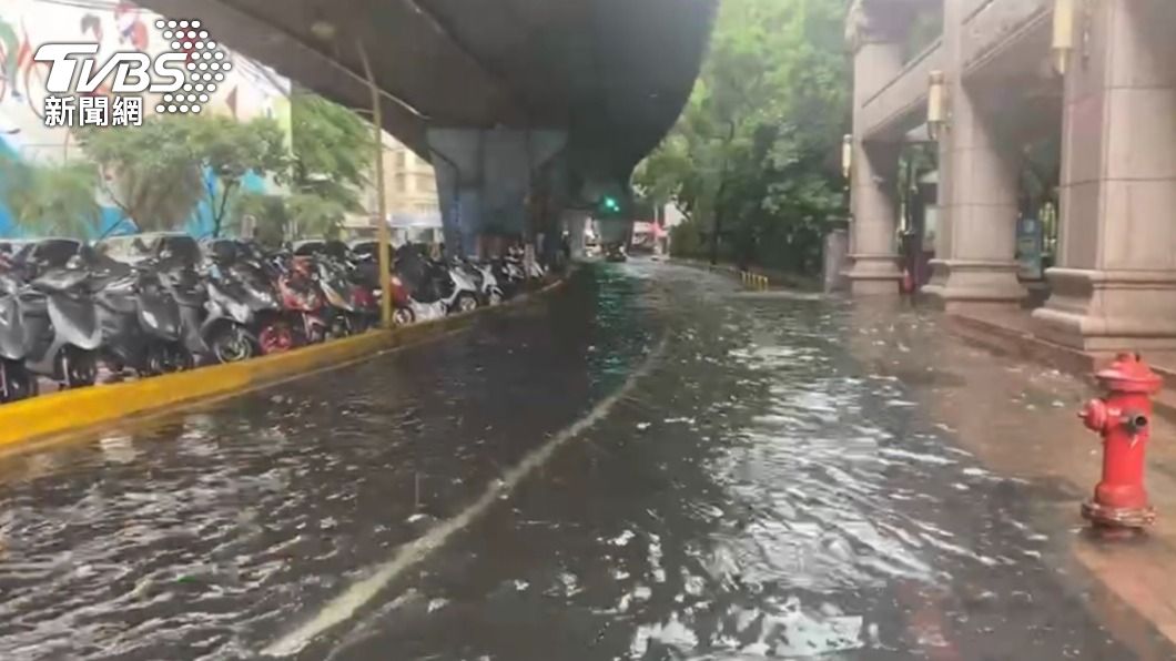 強降雨來不及宣洩導致積水。(圖/TVBS)