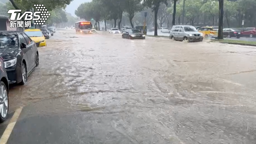 台北市士林、大直地區道路嚴重積水。(圖/民眾提供)