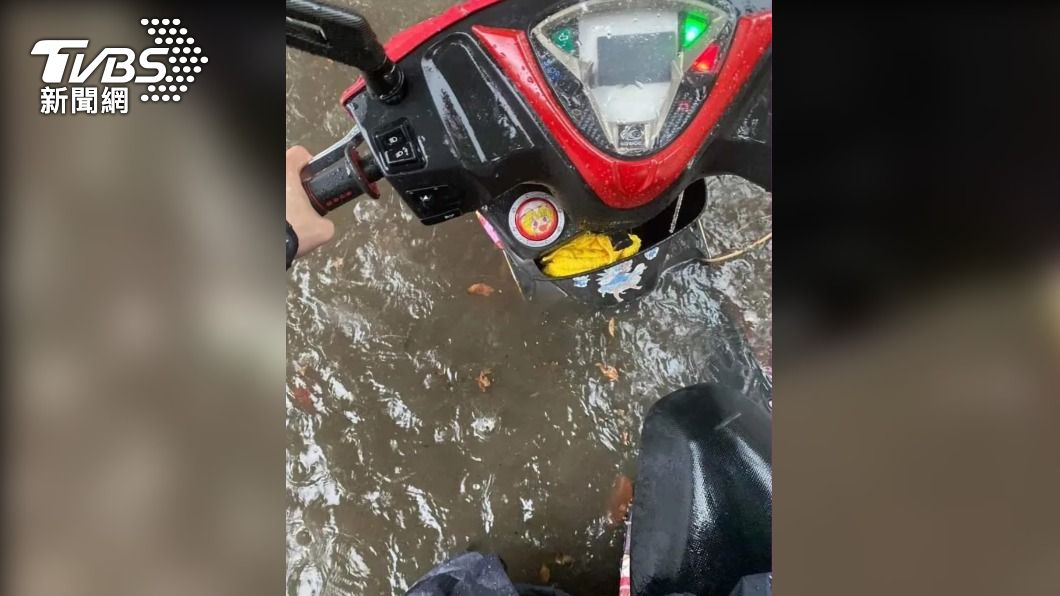 台北市士林、大直地區道路嚴重積水。(圖/民眾提供)