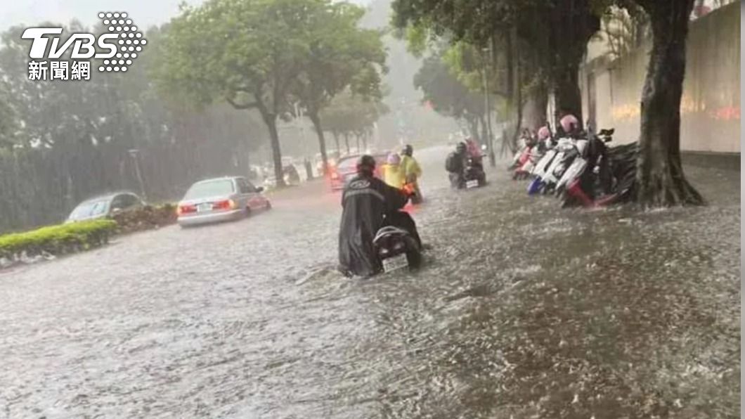 台北市中山區北安路、圓山大飯店與士林區至善路周圍嚴重積水。(圖/民眾提供)