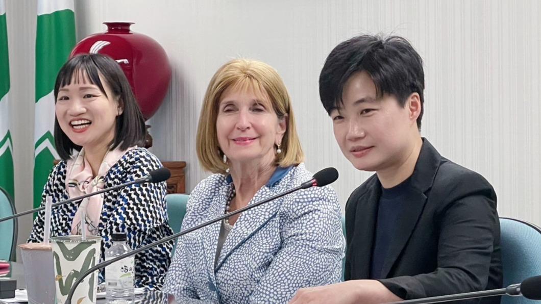 前美國國務院主管全球事務次卿杜布蘭斯基大使(Amb. Paula J. Dobriansky)昨(29)日傍晚率領新美國安全中心 (Center for a New American Security, CNAS)「下一世代國安領袖計畫」(Next Gen)訪團拜會民進黨。(圖/民進黨提供)