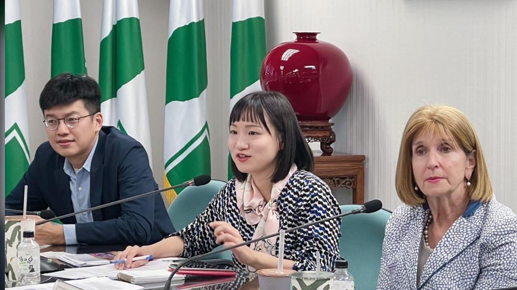前美國國務院主管全球事務次卿杜布蘭斯基大使(Amb. Paula J. Dobriansky)昨(29)日傍晚率領新美國安全中心 (Center for a New American Security, CNAS)「下一世代國安領袖計畫」(Next Gen)訪團拜會民進黨。(圖/民進黨提供)