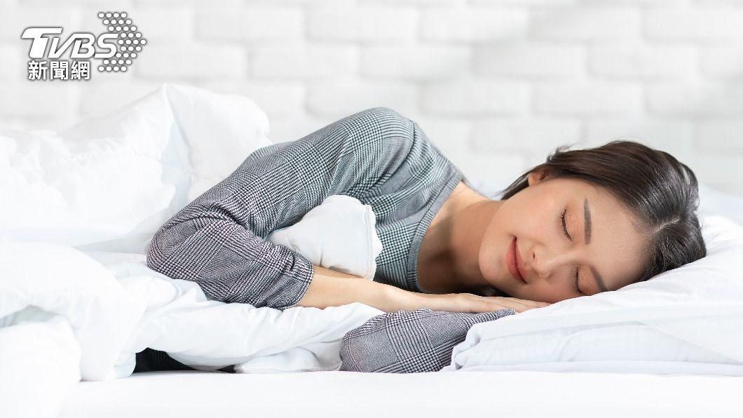 躺著賺更多!美國女網紅「直播睡覺」 起床爽賺46萬元