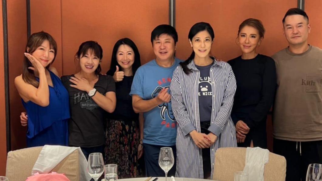 胡瓜(中)與丁柔安(右三)、小禎(右二)、丁春霆(右一)以及佩甄(左)一同聚餐。(圖/翻攝自佩甄臉書)