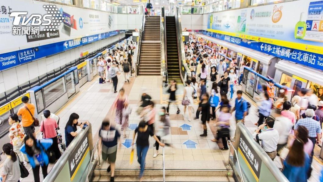 她搭北捷驚見月台增「1標示」!網一看秒懂:現在觀光客超多
