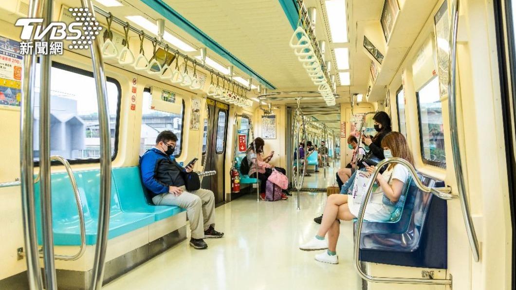 搭捷運追動漫!鄰座婦要求「不要看手機」 原因曝光全網傻眼