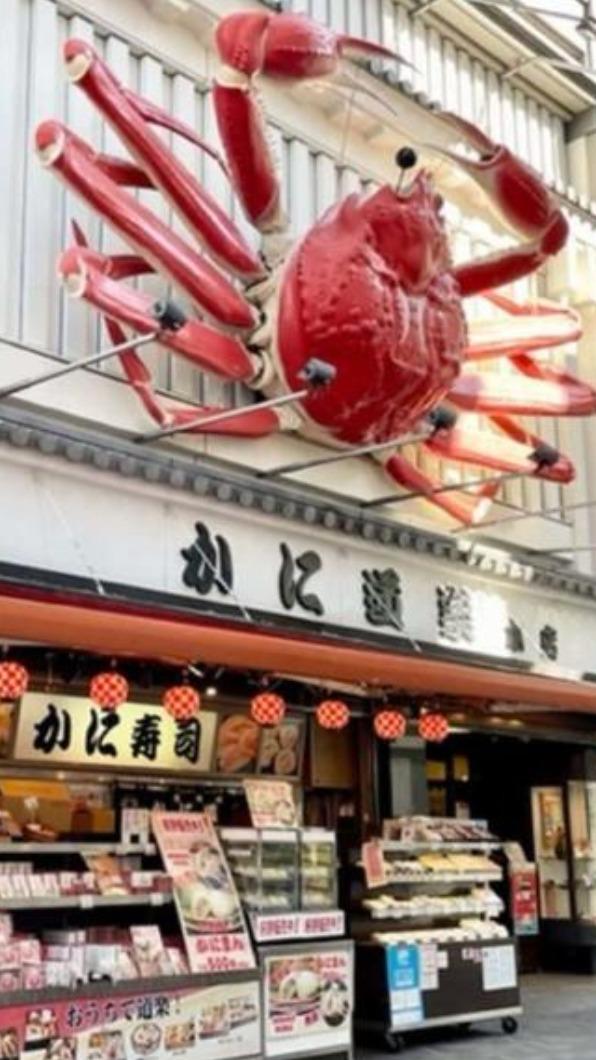 蟹道樂的螃蟹招牌很吸引觀光客。(圖/翻攝自entabe)