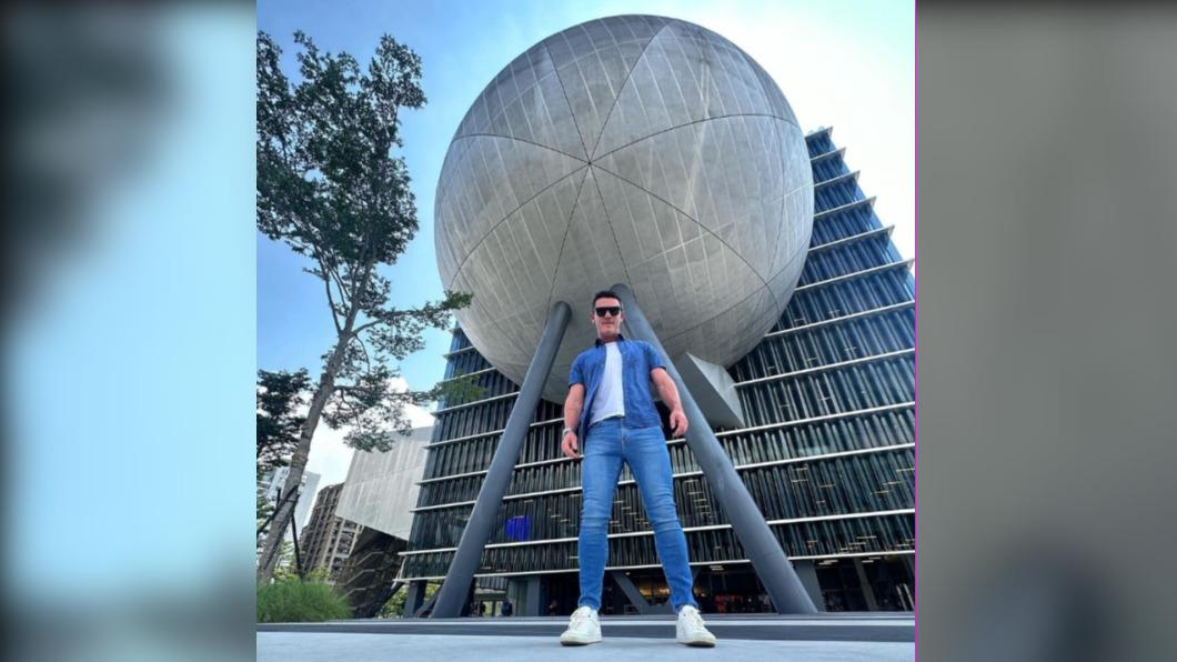 路克伊凡斯和台北表演藝術中心合照。(圖/翻攝自@thereallukeevans IG)