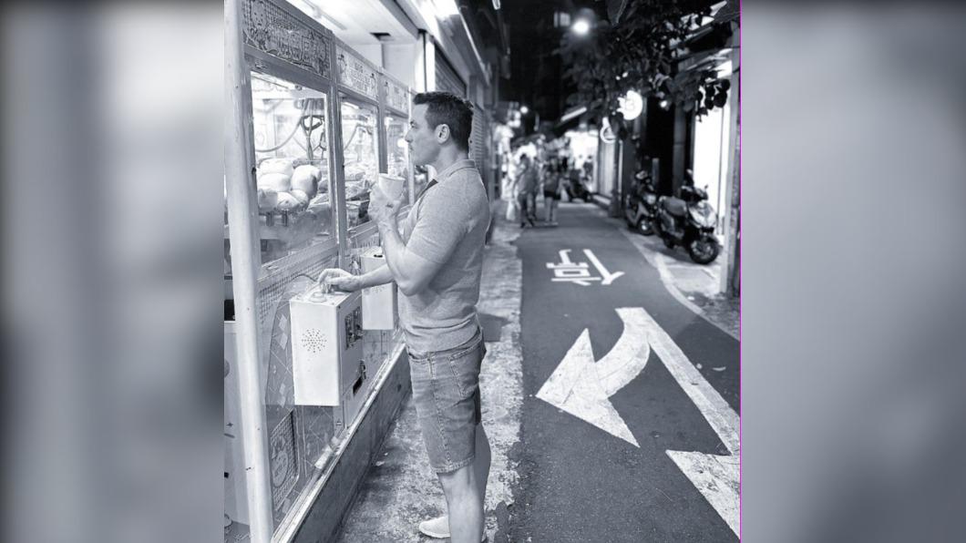 路克現身師大夜市。(圖 / 翻攝自@thereallukeevans IG)