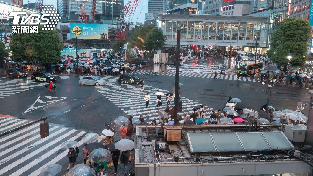 這款雨傘「保證沒人偷」! 奇葩造型嚇傻全網:還會牽絲