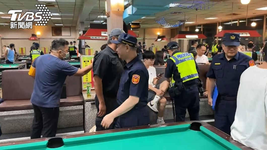 警方到撞球場臨檢。(圖/TVBS)
