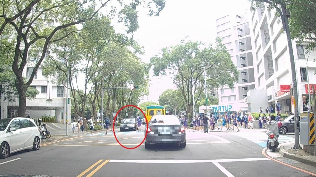 新法上路當空氣？禮讓行人第一天　小轎車闖紅燈險撞學童