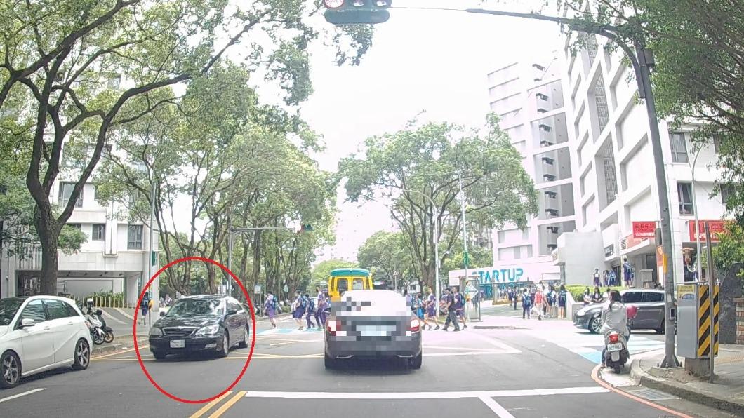 小轎車闖紅燈還未停讓行人,險些撞上學童。(圖/翻攝Facebook林口大家庭)