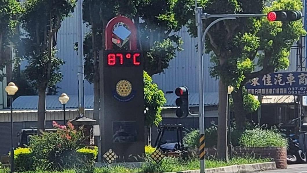 苗栗溫度計熱暈？路口電子顯示87度　吐槽：不能再高了