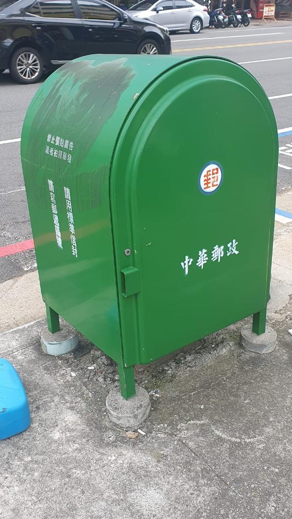 原PO在路上看見沒有投信口的郵筒,感到十分驚訝與好奇。(圖/翻攝自「路上觀察學院」臉書)