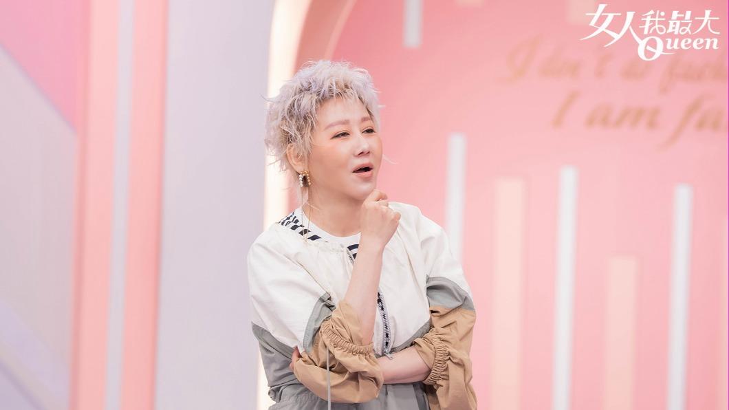 藍心湄與大家一起收看直播，並點評眾星紅毯穿搭。（圖／TVBS）