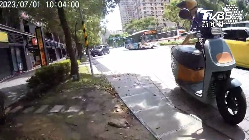 周姓騎士違規停車被錄影蒐證。（圖／民眾提供）