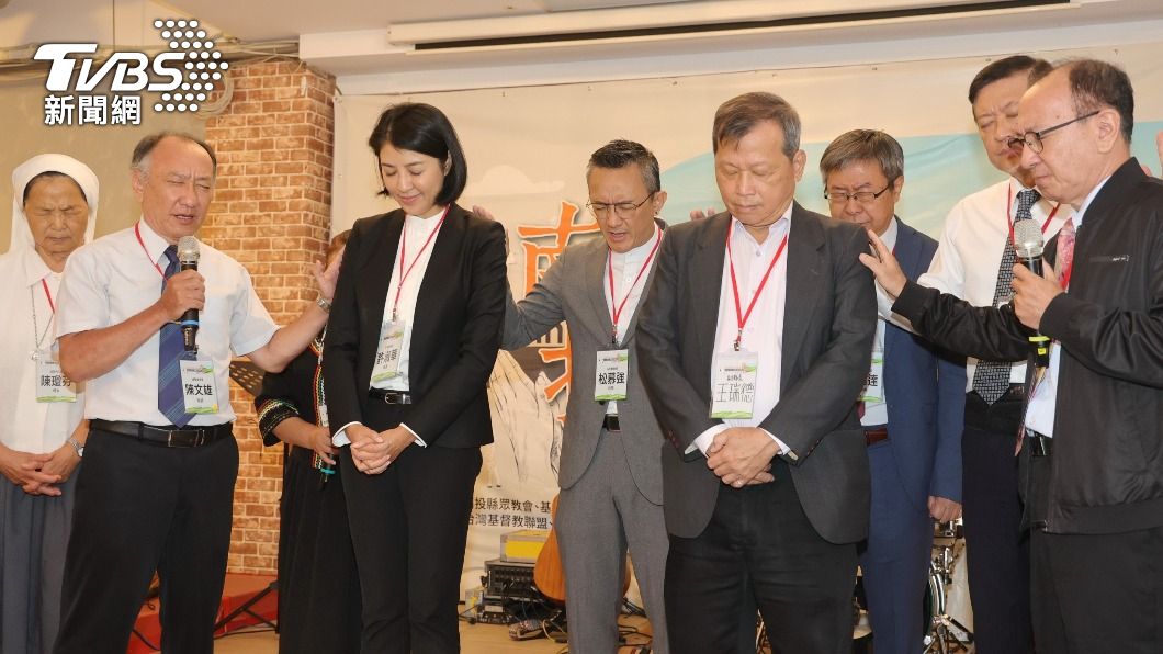 南投縣長許淑華、副縣長王瑞德共同為南投多元的物產及上蒼賦予的恩惠進行祝禱。(圖/縣政府提供)