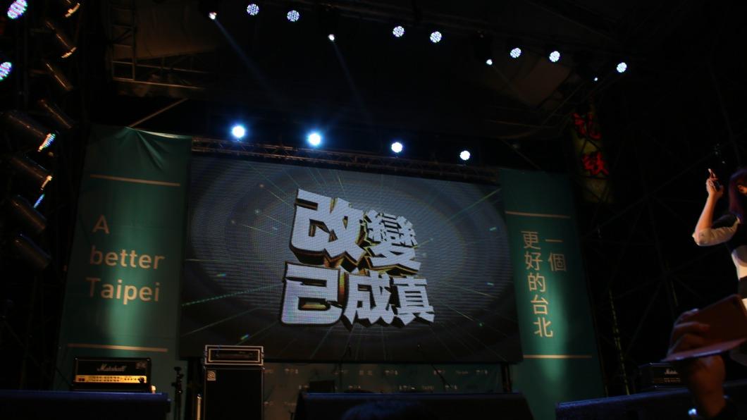 民眾黨總統參選人柯文哲喊重啟服貿，遭牙醫史書華怒轟當年24天的太陽花學運收割聲量。（圖/翻攝施景中臉書）