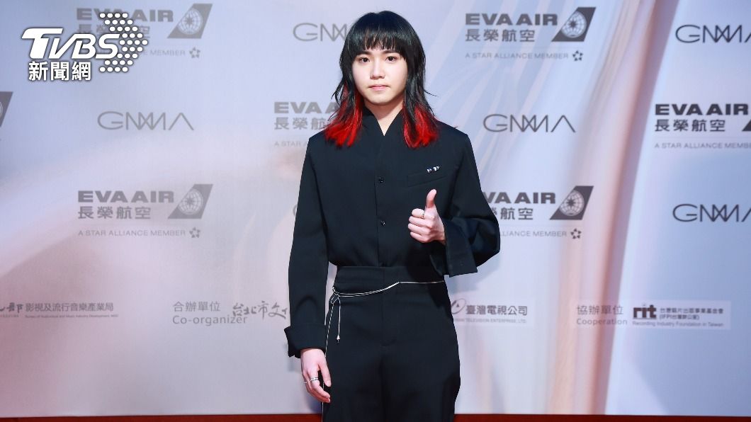 金曲紅毯/持修染亮紅髮搶第二金!帶「噴火龍超夢卡牌」揭幸運物來歷
