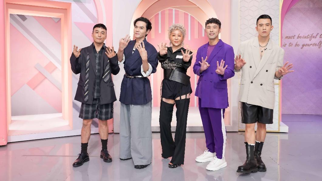 黃一峯、Kevin、藍心湄、陳威全和紀言愷講評紅毯造型。(圖/TVBS)