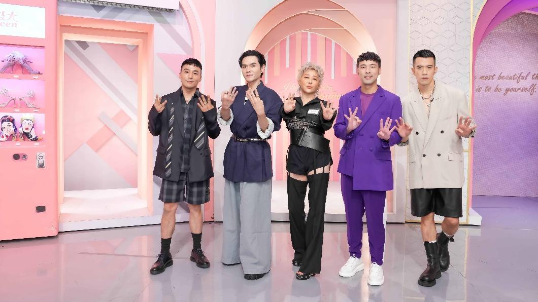 黃一峯、Kevin、藍心湄、陳威全和紀言愷講評紅毯造型。(圖/TVBS)