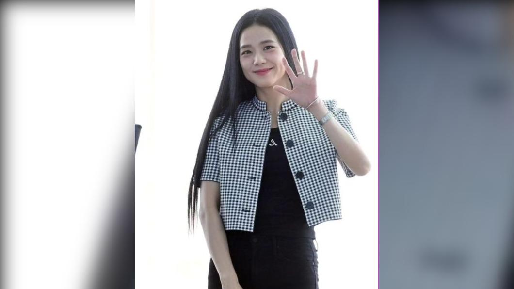 JISOO現身機場出發英國音樂節。(圖 / 翻攝自@updatekimjisoo IG)