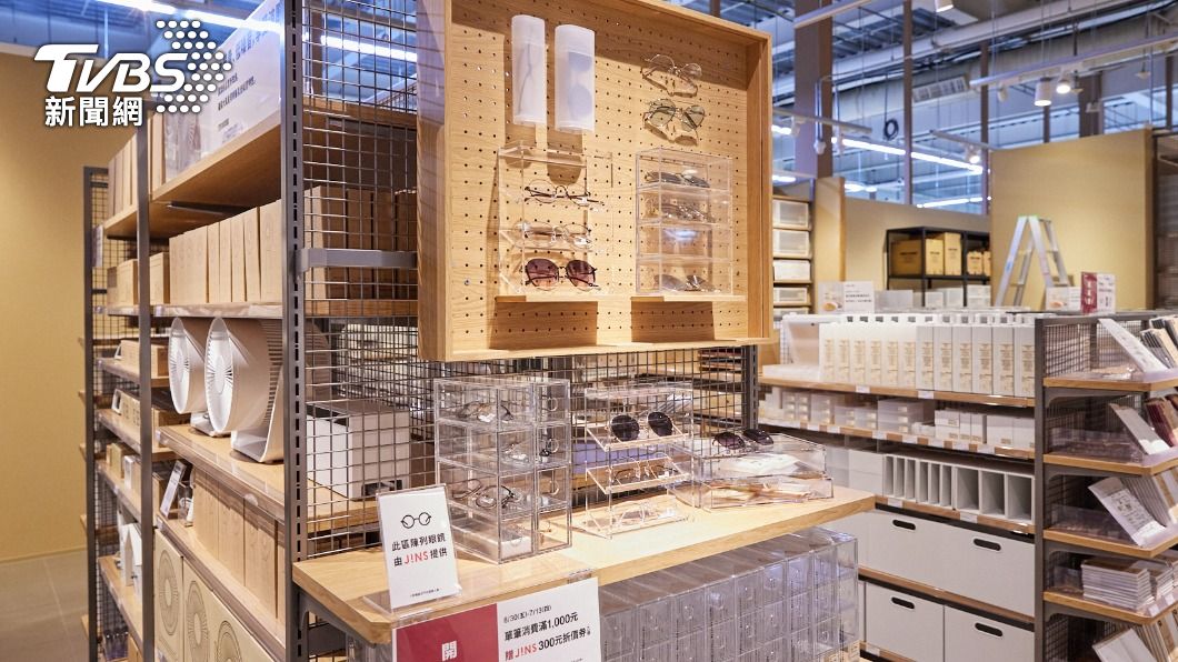 MUJI的商品架上由JINS提供老花眼鏡。(圖/JINS提供)