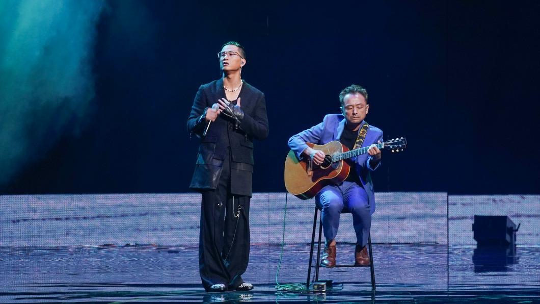 阿斌與來自日本的吉他手大竹研合作。(圖/金曲獎提供)