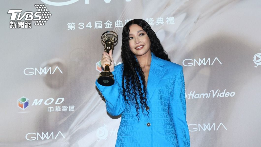A-Lin開心拿下人生首座金曲歌后獎座。(圖/趙世平攝)