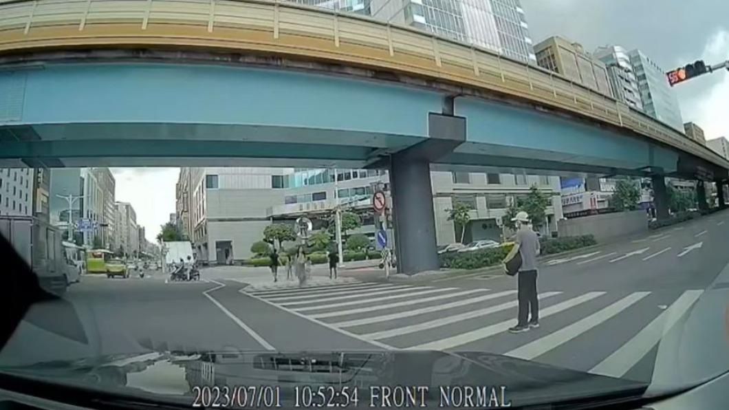 駕駛準備右轉時,男子竟突然呆站在斑馬線上25秒。(圖/翻攝自《記者爆料網》)